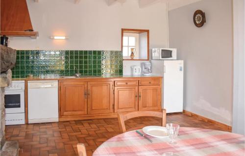 Amazing home in Kerbors w/ 2 Bedrooms
