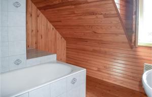 Amazing home in Kerbors w/ 2 Bedrooms
