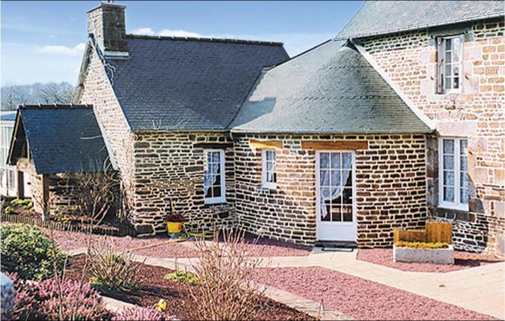 Amazing home in La Dore with 2 Bedrooms and Outdoor swimming pool , 53190 Couesmes-en-Froulay