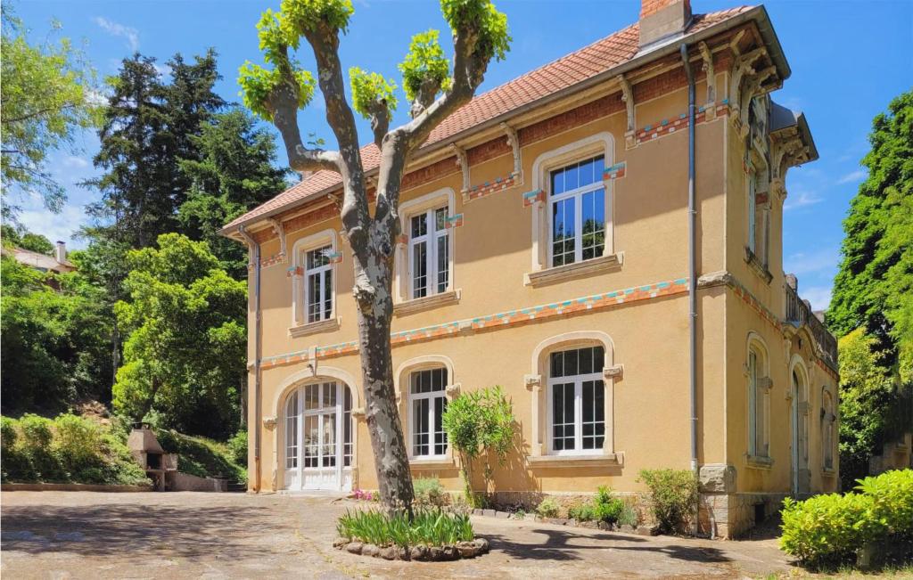 Amazing home in Lamalou-les-Bains with WiFi and 6 Bedrooms , 34240 Lamalou-les-Bains