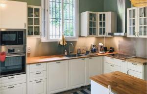 Amazing home in Lamalou-les-Bains with WiFi and 6 Bedrooms