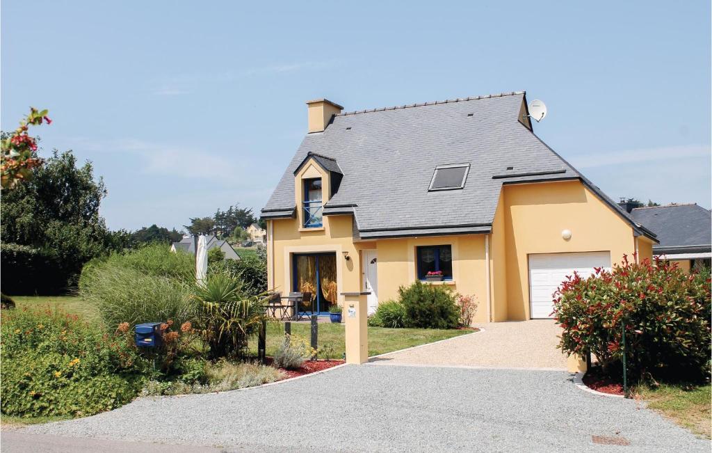 Amazing home in Lamballe-Armor with 3 Bedrooms and WiFi , 22400 Planguenoual