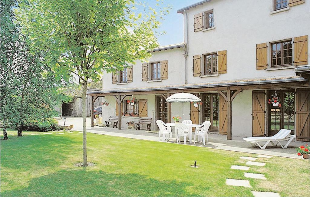 Amazing home in Louzy with 5 Bedrooms, WiFi and Private swimming pool , 79100 Magé