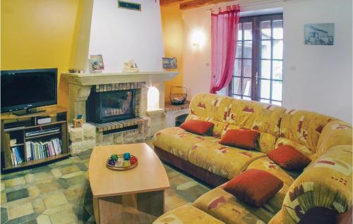 Amazing home in Louzy with 5 Bedrooms, WiFi and Private swimming pool