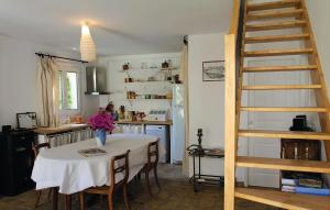 Amazing home in Marsillargues with 3 Bedrooms, Private swimming pool and Outdoor swimming pool