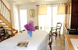 Amazing home in Marsillargues with 3 Bedrooms, Private swimming pool and Outdoor swimming pool
