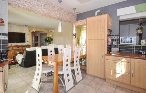 Amazing home in Maubec with 4 Bedrooms, WiFi and Outdoor swimming pool