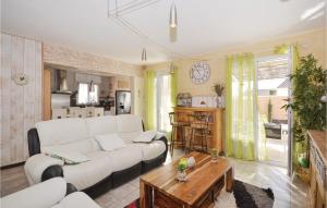 Amazing home in Maubec with 4 Bedrooms, WiFi and Outdoor swimming pool