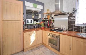 Amazing home in Maubec with 4 Bedrooms, WiFi and Outdoor swimming pool