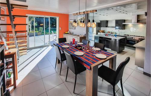 Amazing home in Moelan sur Mer with 3 Bedrooms and WiFi