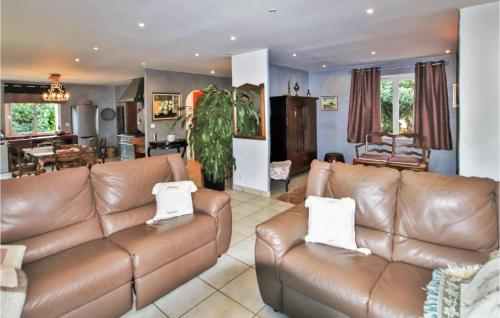 Amazing home in Montlimar with 3 Bedrooms and WiFi