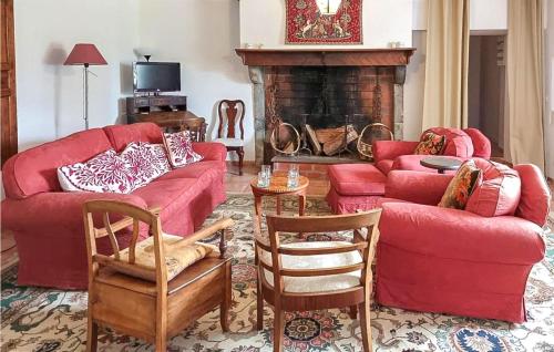 Amazing home in Montouss with Outdoor swimming pool, Jacuzzi and WiFi