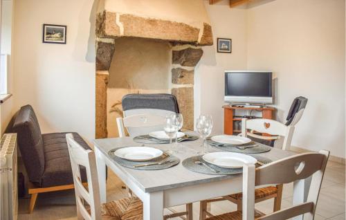 Amazing home in PENVENAN with 2 Bedrooms and WiFi