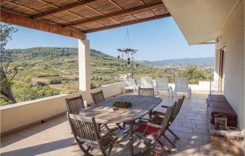 Amazing home in Pierrerue with 3 Bedrooms, WiFi and Outdoor swimming pool
