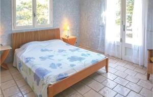 Amazing home in Pierrerue with 3 Bedrooms, WiFi and Outdoor swimming pool