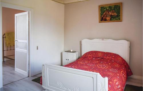 Amazing home in Plancoet w/ 4 Bedrooms and WiFi