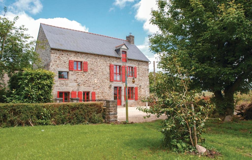 Amazing home in Pleudihen sur Rance with 3 Bedrooms and WiFi , 22690 Mordreuc