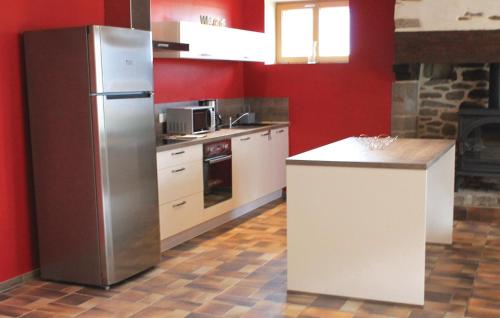 Amazing home in Pleudihen sur Rance with 3 Bedrooms and WiFi