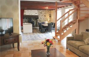 Amazing home in Pleudihen sur Rance with 3 Bedrooms and WiFi