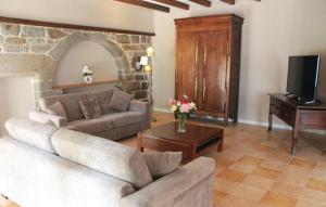 Amazing home in Pleudihen sur Rance with 3 Bedrooms and WiFi