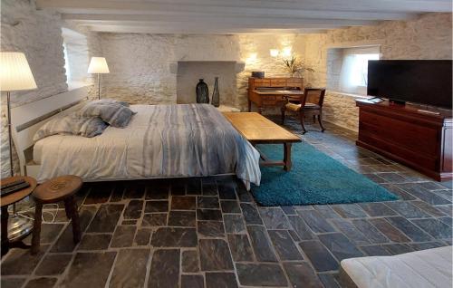 Amazing home in Plouguerneau with WiFi and 4 Bedrooms