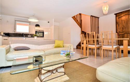 Amazing home in Poulx with WiFi, 3 Bedrooms and Outdoor swimming pool