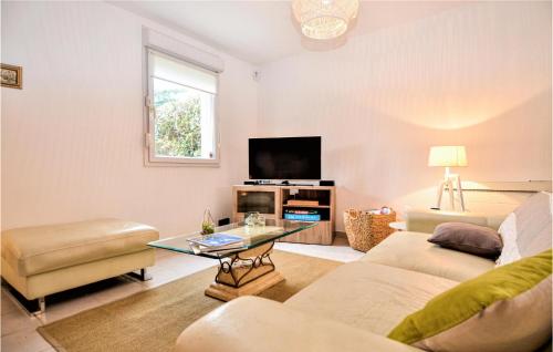 Amazing home in Poulx with WiFi, 3 Bedrooms and Outdoor swimming pool