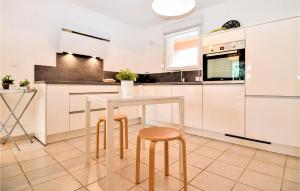 Amazing home in Poulx with WiFi, 3 Bedrooms and Outdoor swimming pool