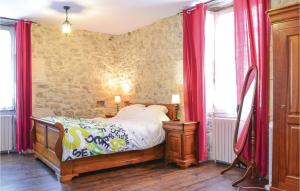 Amazing home in Puy LEvque with 3 Bedrooms, Private swimming pool and Outdoor swimming pool
