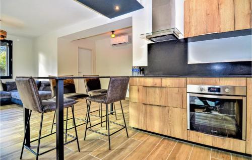 Amazing home in Rochemaure with WiFi, Private swimming pool and 5 Bedrooms