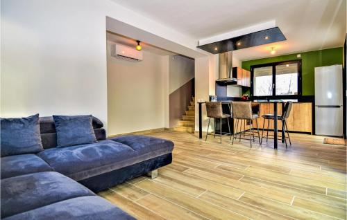 Amazing home in Rochemaure with WiFi, Private swimming pool and 5 Bedrooms