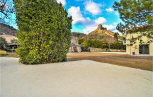 Amazing home in Rochemaure with WiFi, Private swimming pool and 5 Bedrooms