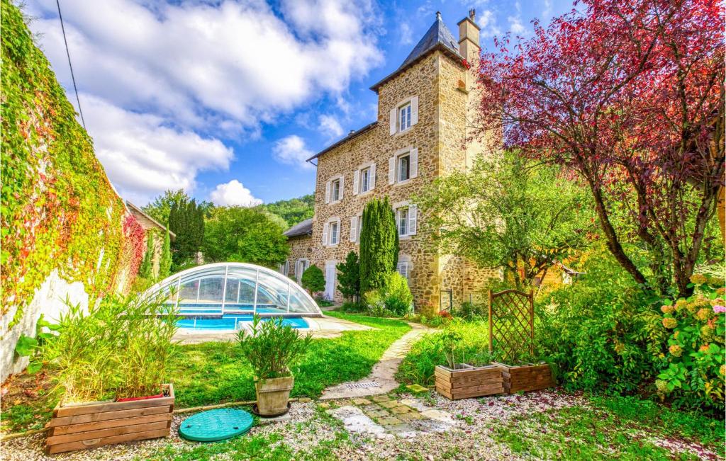 Maison de vacances Amazing home in Rodez with Outdoor swimming pool, Heated swimming pool and 7 Bedrooms  12000 Rodez