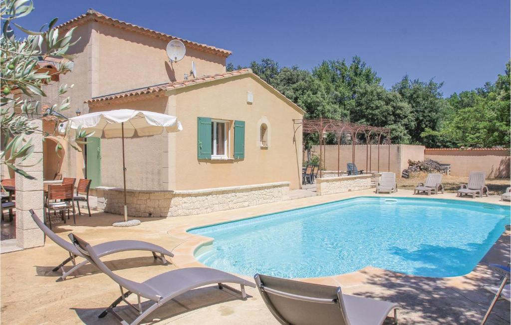 Amazing home in Saint Didier with 3 Bedrooms, WiFi and Outdoor swimming pool , 84210 Saint-Didier