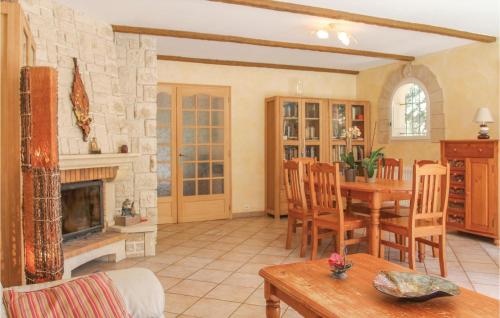 Amazing home in Saint Didier with 3 Bedrooms, WiFi and Outdoor swimming pool