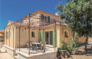 Amazing home in Saint Didier with 3 Bedrooms, WiFi and Outdoor swimming pool