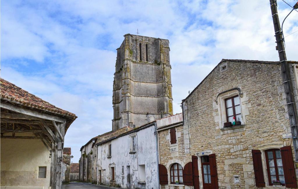 Maison de vacances Amazing home in Saint-Jean-d'Angle with WiFi and 2 Bedrooms  17620 Saint-Jean-dʼAngle