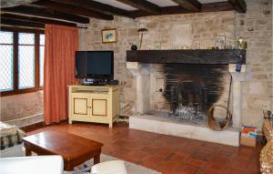 Amazing home in Saint-Jean-d'Angle with WiFi and 2 Bedrooms