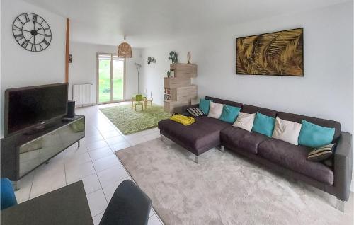 Amazing home in Saint-Martin-la-Garenn with WiFi and 4 Bedrooms