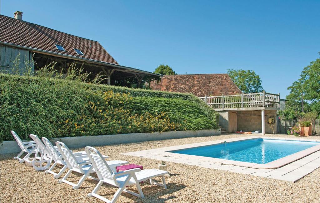 Amazing home in Sarrazac with 3 Bedrooms, WiFi and Outdoor swimming pool , 24800 Sarrazac