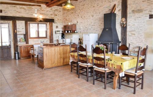 Amazing home in Sarrazac with 3 Bedrooms, WiFi and Outdoor swimming pool