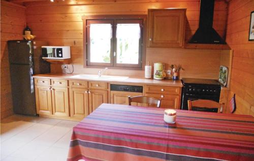 Amazing home in Sceau-Saint-Angel with 3 Bedrooms, WiFi and Private swimming pool
