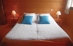 Amazing home in Sceau-Saint-Angel with 3 Bedrooms, WiFi and Private swimming pool