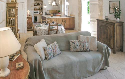 Amazing home in St Antoine de Breuilh with WiFi, Private swimming pool and Outdoor swimming pool