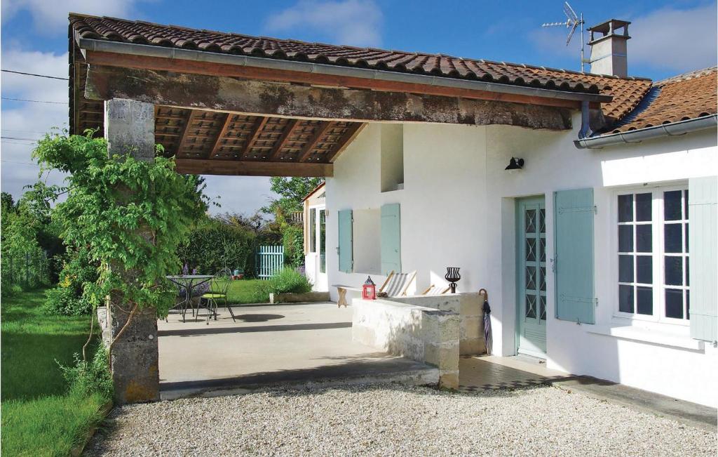 Amazing home in St Fort sur Gironde with 3 Bedrooms and WiFi , 17240 Saint-Romain-sur-Gironde
