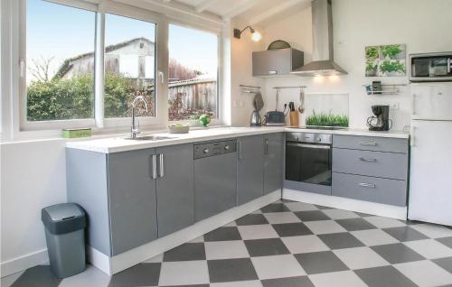 Amazing home in St Fort sur Gironde with 3 Bedrooms and WiFi