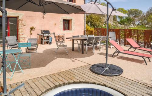 Amazing home in ST MICHEL with WiFi and 3 Bedrooms