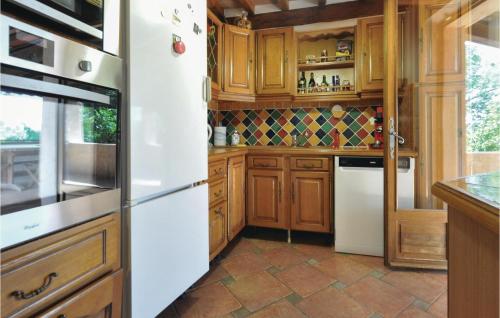 Amazing home in St, Paul en Foret with 3 Bedrooms, Private swimming pool and Outdoor swimming pool