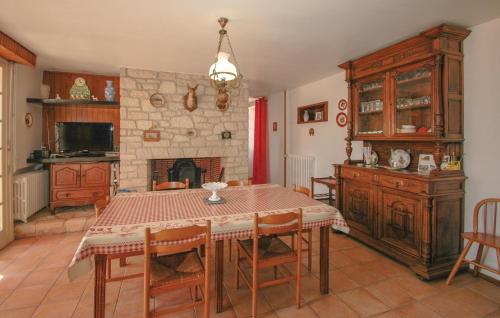 Amazing home in St,Sulpice-dExideuil with 3 Bedrooms, Private swimming pool and Outdoor swimming pool