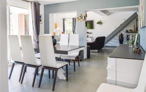 Amazing home in Sta Maria Poggio with WiFi, Outdoor swimming pool and Swimming pool